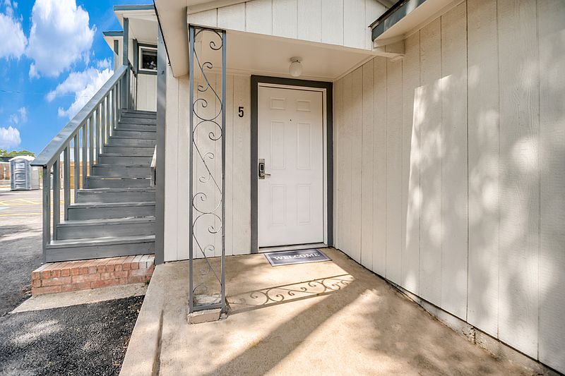 1st image of 905 W Abram St #5