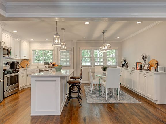 5th image of 128 Woodoak Dr