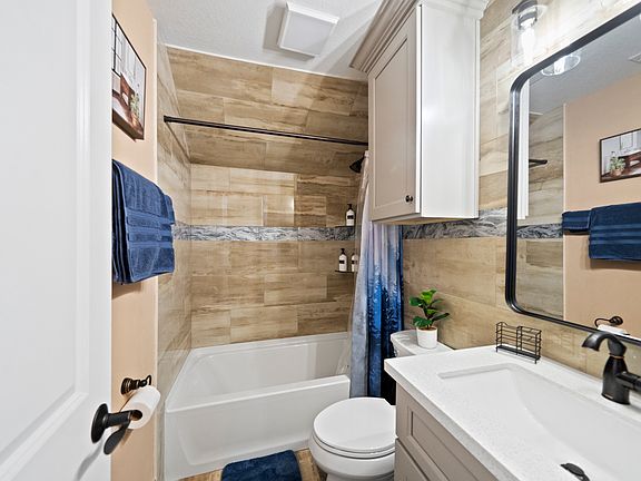 4th image of 8123 Holiday Ln #B