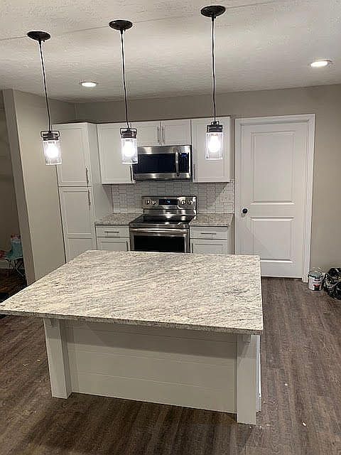 Finishing Kitchen. 