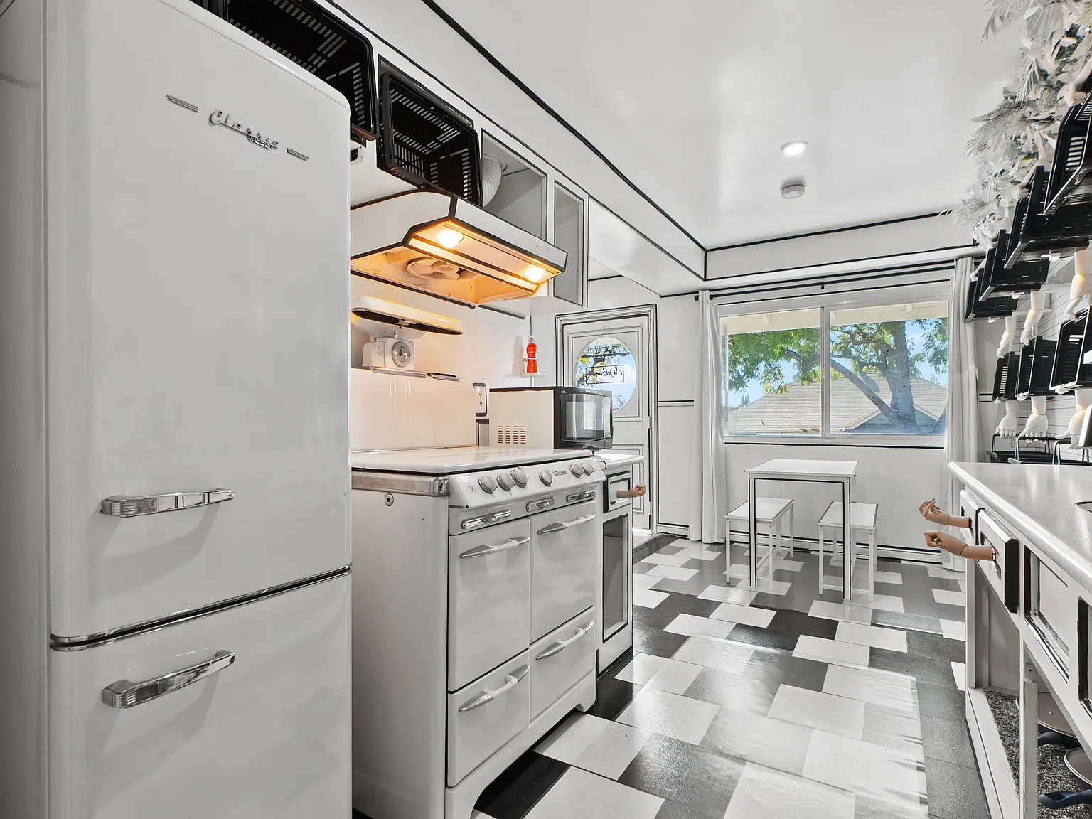 3 bed, 1.5 bath, 1100 sqft, $8,500 — Photo 3