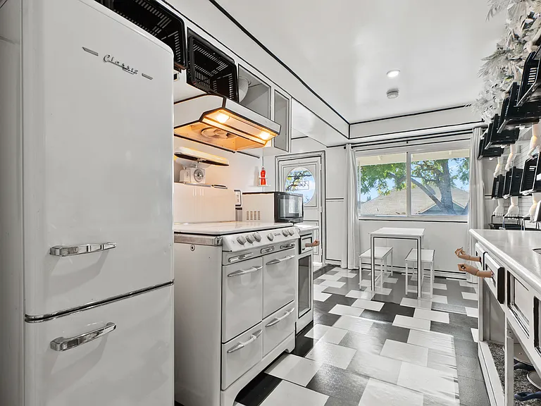 2815 E 64th St #4 — Photo 3