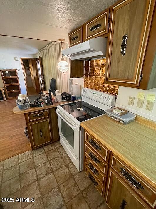 2nd image of 841 SPRUCE Avenue