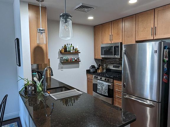 2nd image of 1111 Oronoco St Unit 438