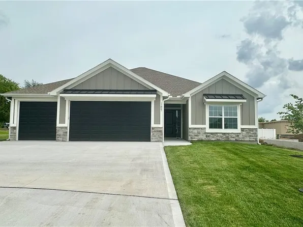 11807 E Ridgeview Ct, Peculiar, MO 64078