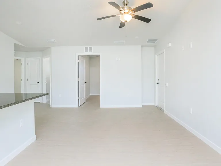 Sandcastle Manor Apartments — Photo 12
