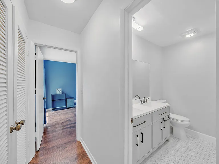 235 NW 15th St — Photo 30