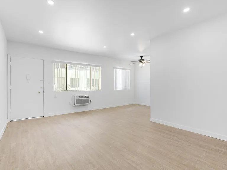 323 E Chestnut St #19 — Photo 9