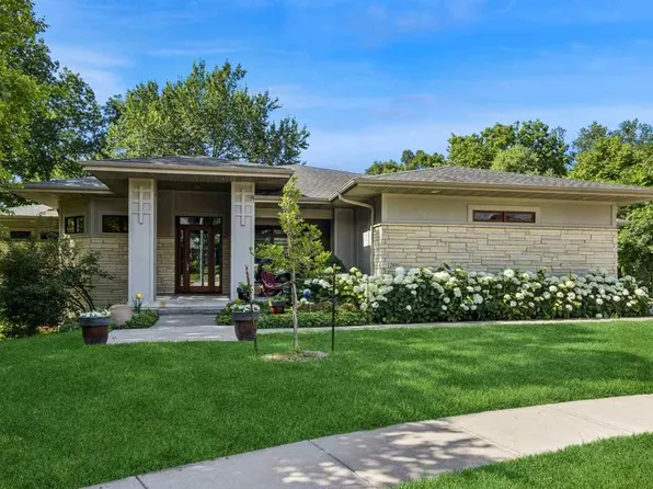 2000 Forest Hill Cir, Coralville, IA 52241