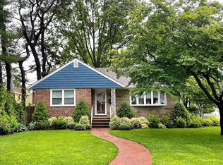 34 4th St, New Hyde Park, NY 11040