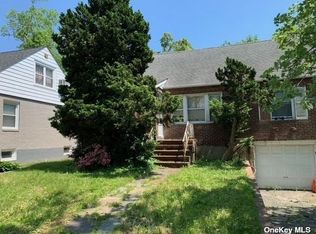 17 Garland Ln, Valley Stream, NY 11581