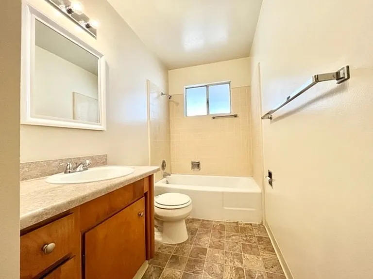 1544 Laburnum- Great 2 bedroom apartments in a quiet complex — Photo 12