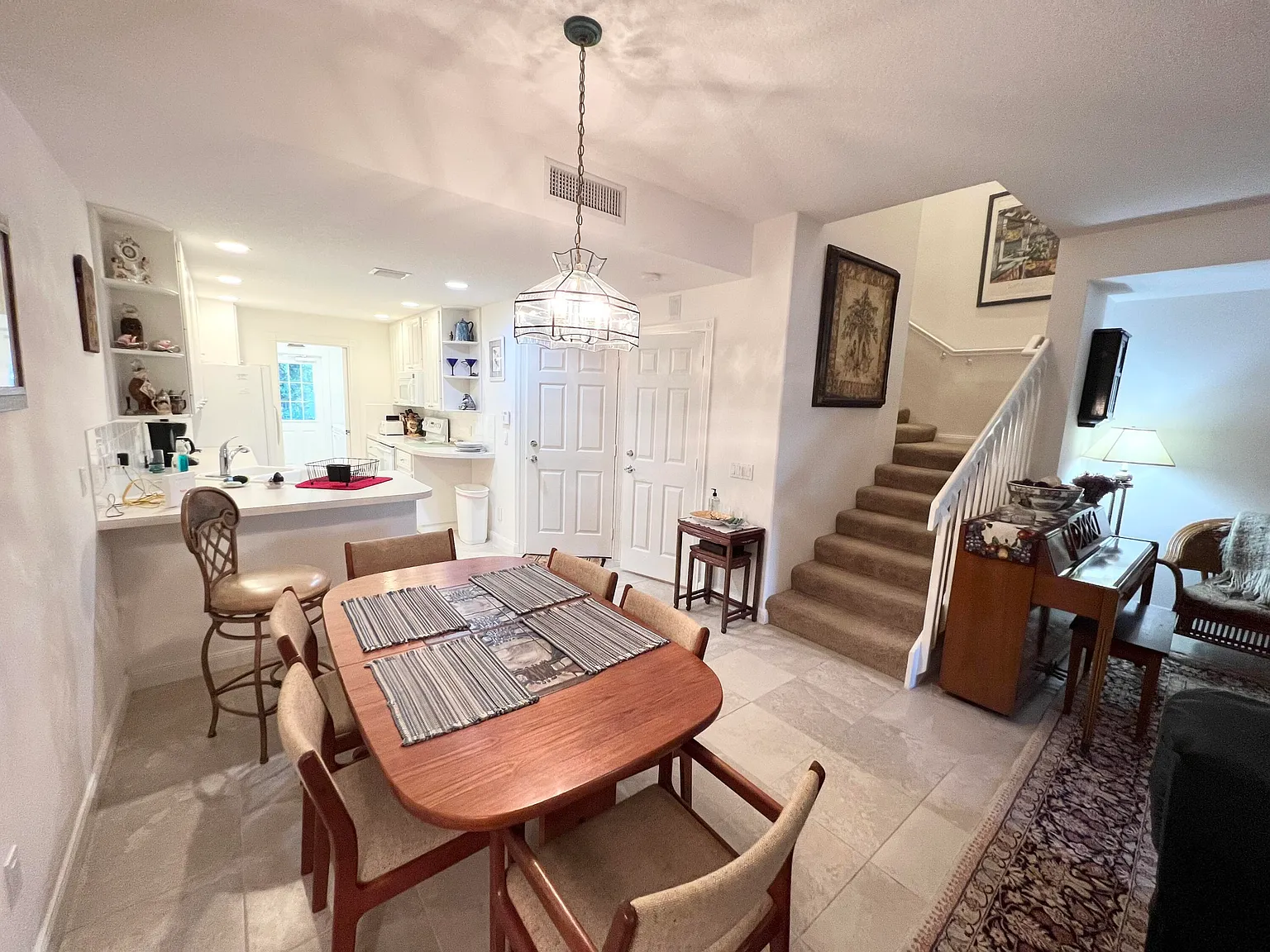 3 bed, 2.5 bath, 1670 sqft, $4,200 — Photo 4