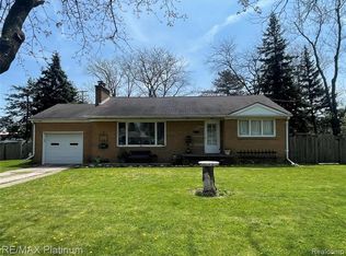 1181 State Rd, Fenton, MI 48430