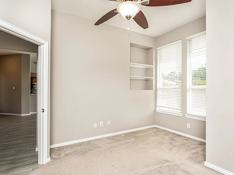 2504 Castle Ridge Dr — Photo 10