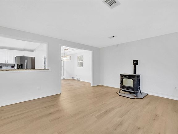 5th image of 25 Fox Hill Rd