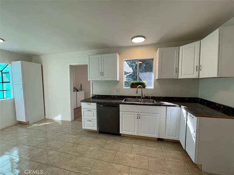 7359 Amestoy Ave — Photo 13