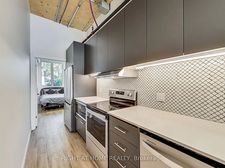 1602 Queen St E #101 — Photo 10