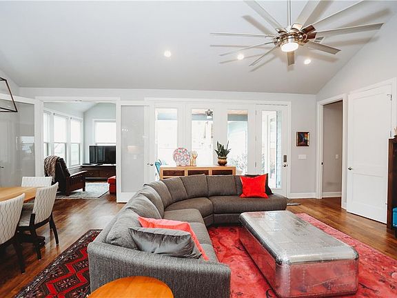 5th image of 303 NW B St