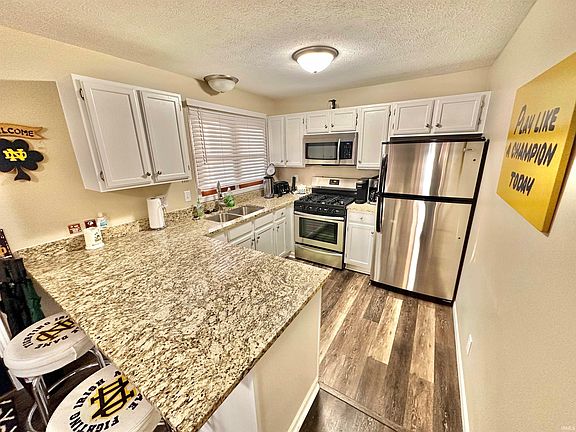 3rd image of 1412 N Oakhill Dr