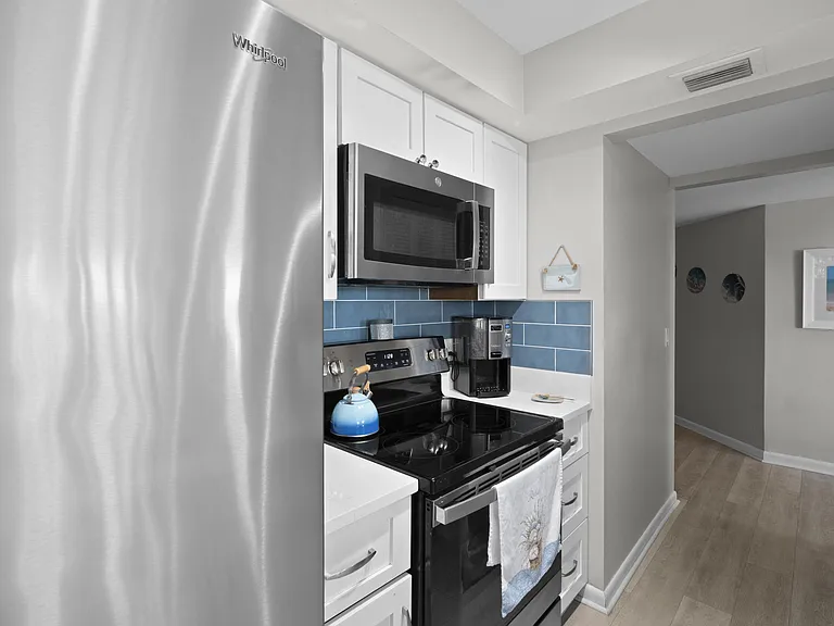233 NE Edgewater Dr #104 — Photo 14