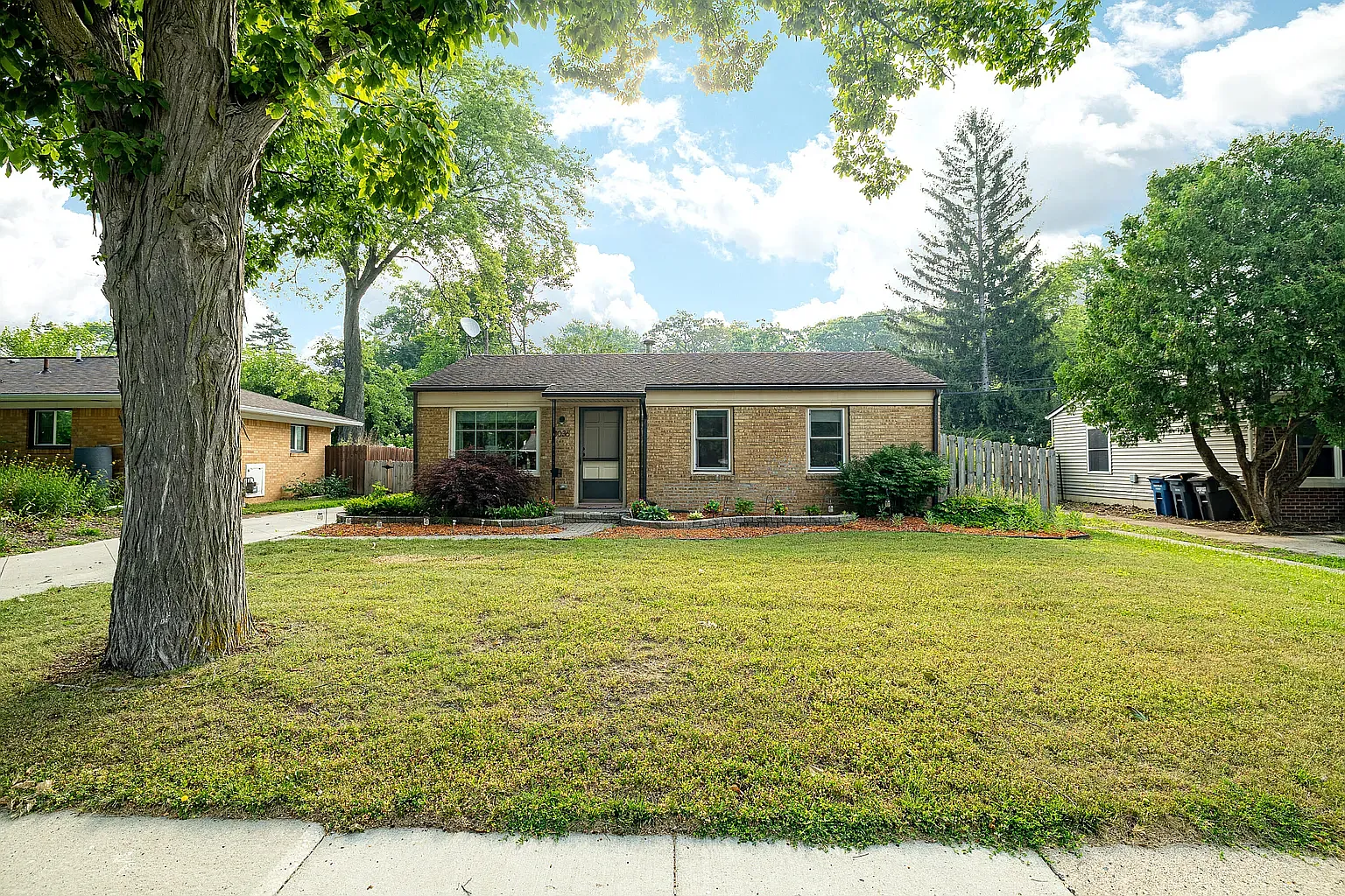 3 bed, 925 sqft, $2,300 — Photo 1