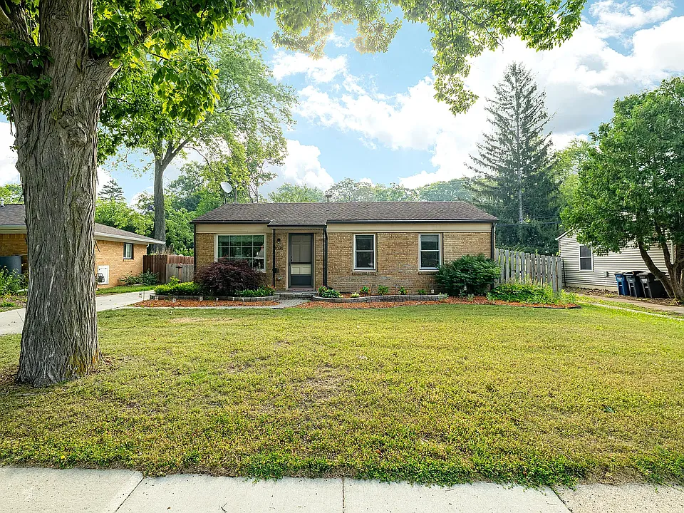 1036 N Maple Rd