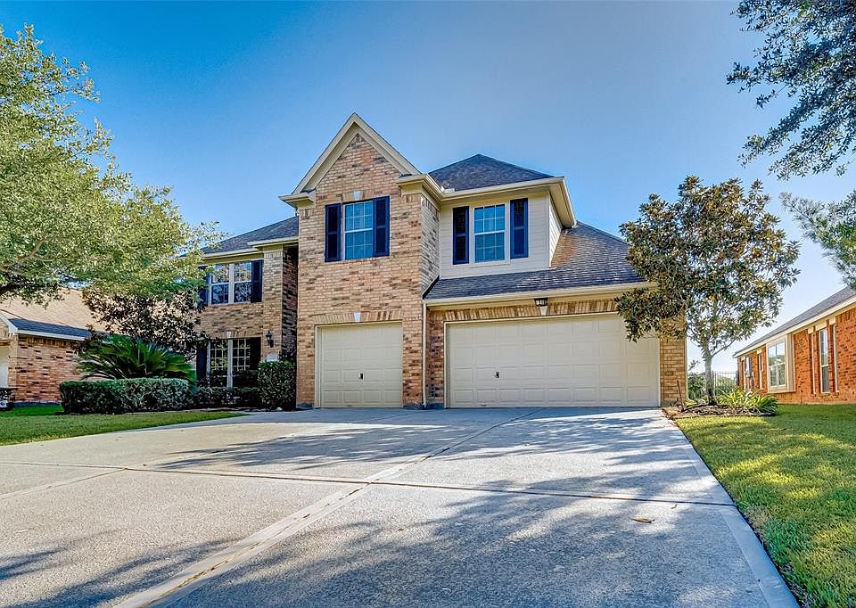 Welcome to 2119 Blue Water Bay Dr. in The Estates of Falcon Point