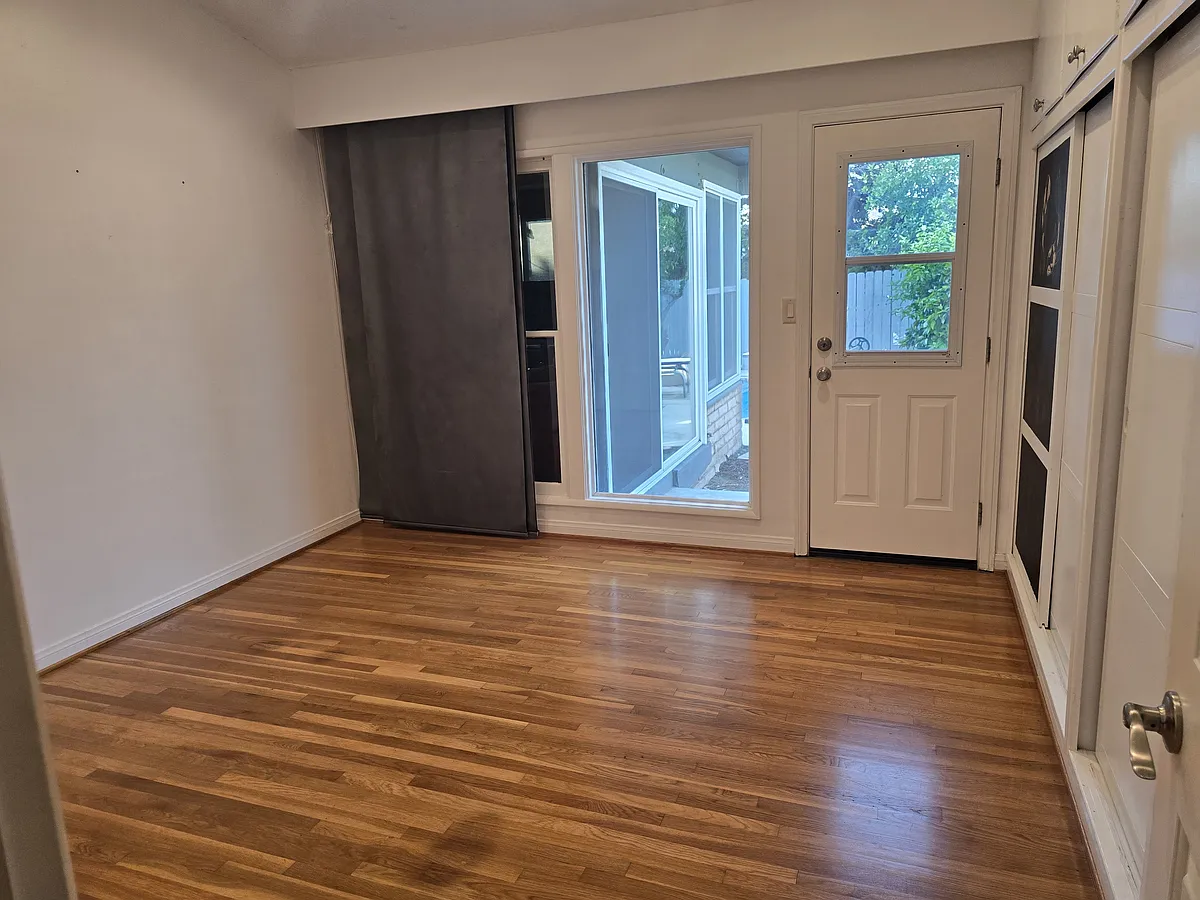 Building Photo - 609 N Janss Way