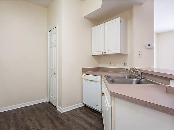 3rd image of 5500 Metrowest Blvd APT 211