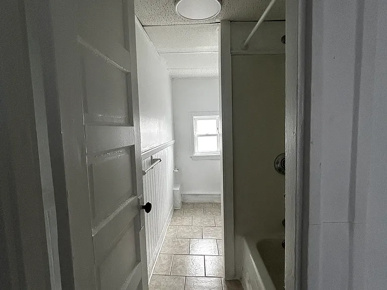  212 Burnside Ave Basem 2Bed/1Ba PetOK Laundry +Storage — Photo 9
