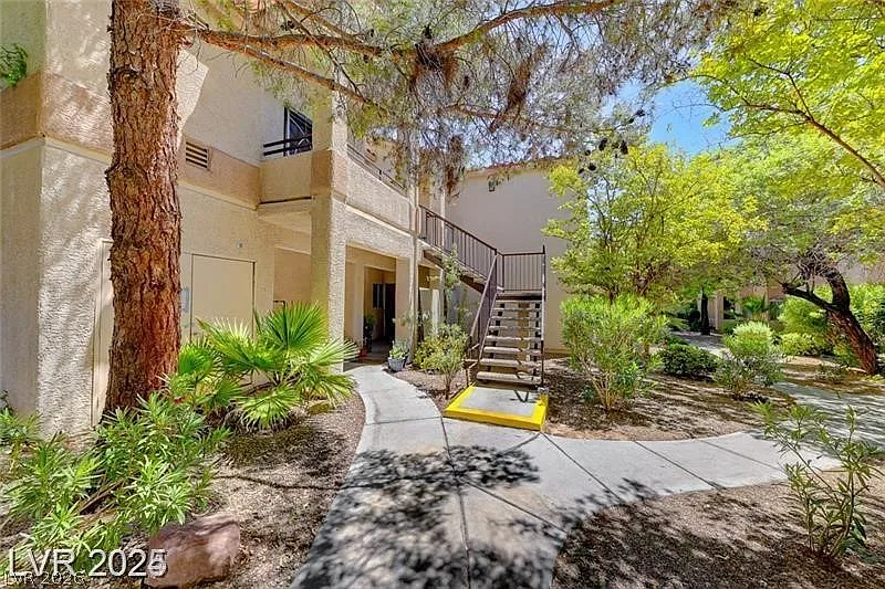 2 bed, 1.0 bath, 969 sqft, $1,950 — Photo 4
