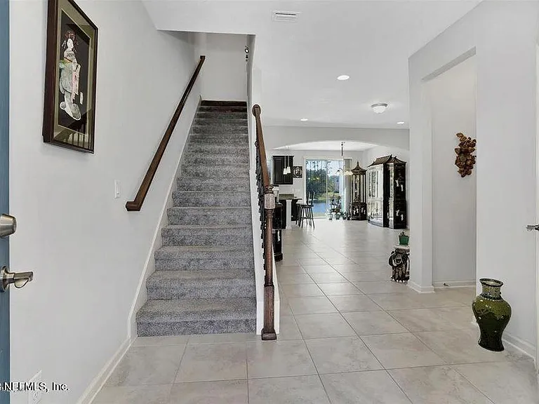 511 Richmond Dr — Photo 2