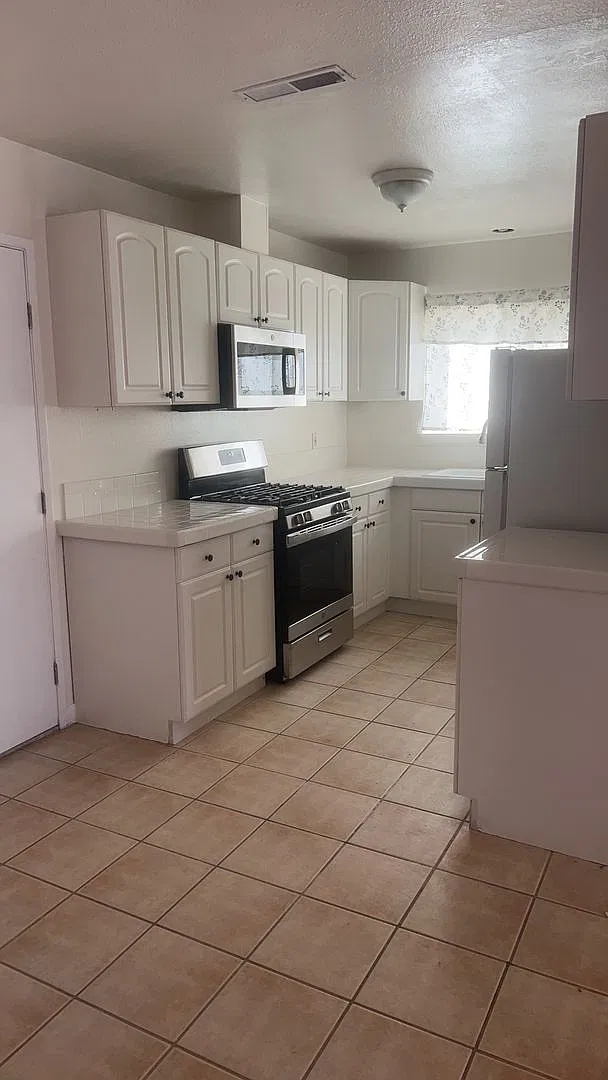 Single Story - 4 Bedroom Home — Photo 4