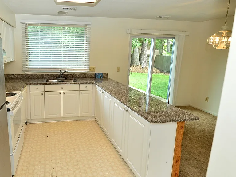 1548 Beachview Dr — Photo 10