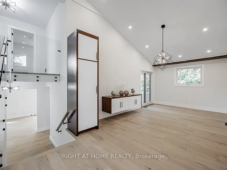 690 Hillman Cres — Photo 7