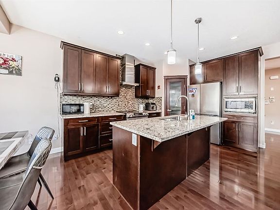 5th image of 40 W Saddlelake Gdns NE