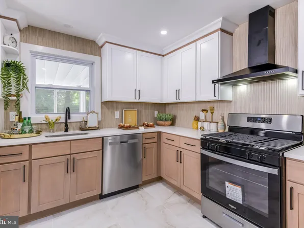 7 Gwendolyn Dr, Ewing, NJ 08638
