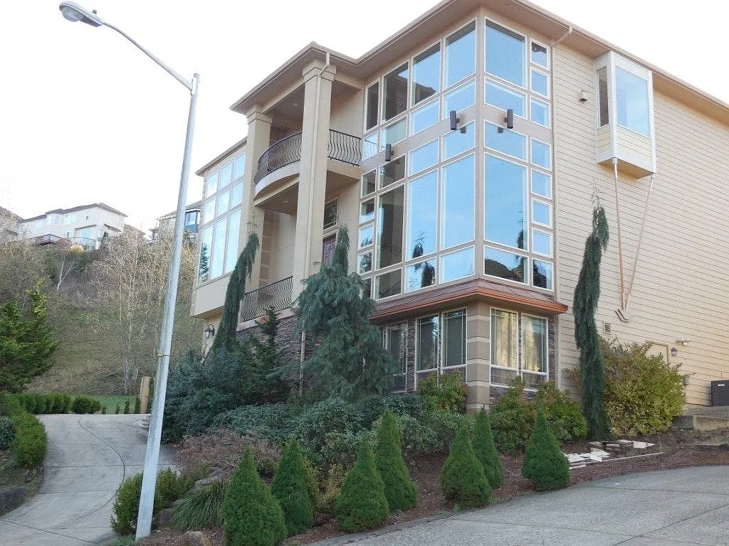 6 bed, 3.5 bath, 4600 sqft, $4,995 — Photo 1