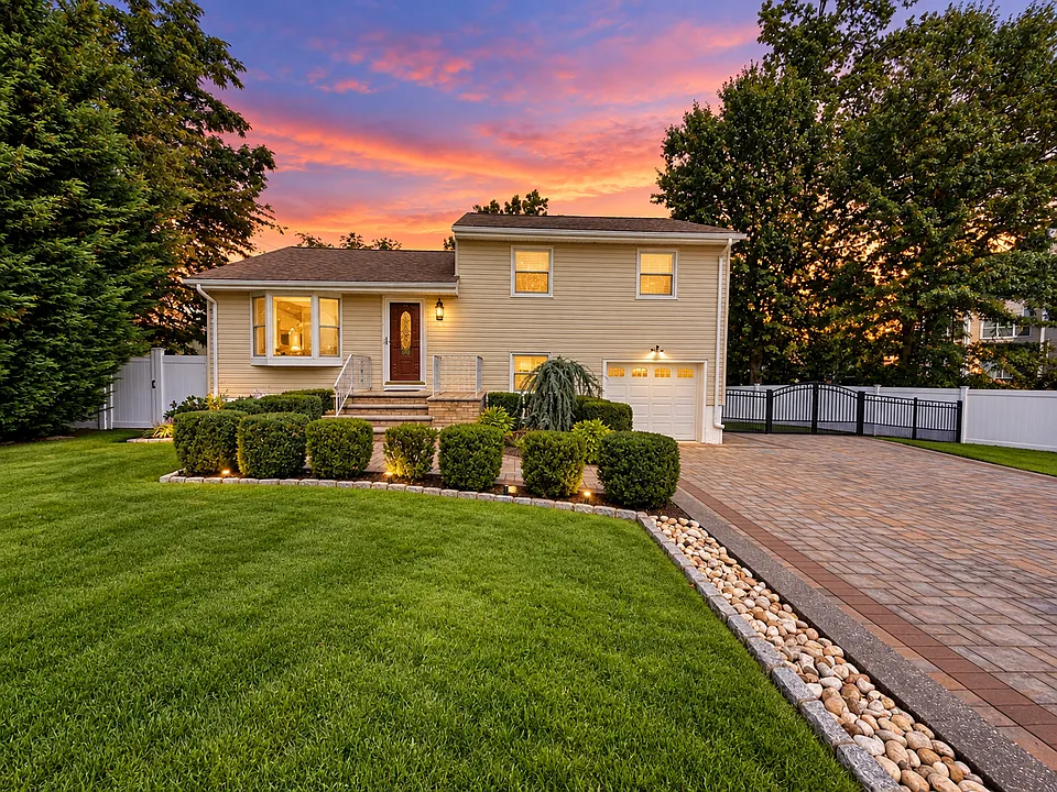 949 Linden Ln