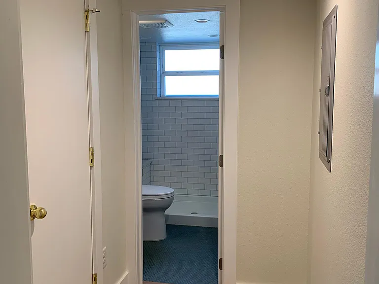 2104 S Corona St — Photo 32