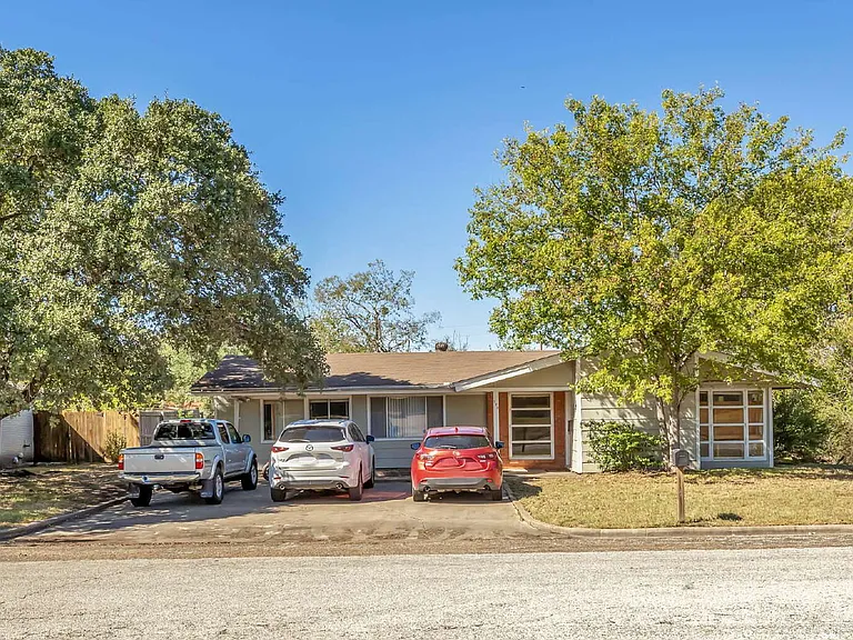 520 Helena St — Photo 2