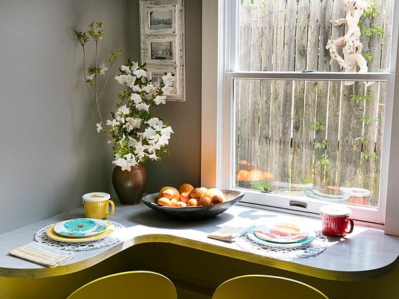 Downstairs breakfast bar