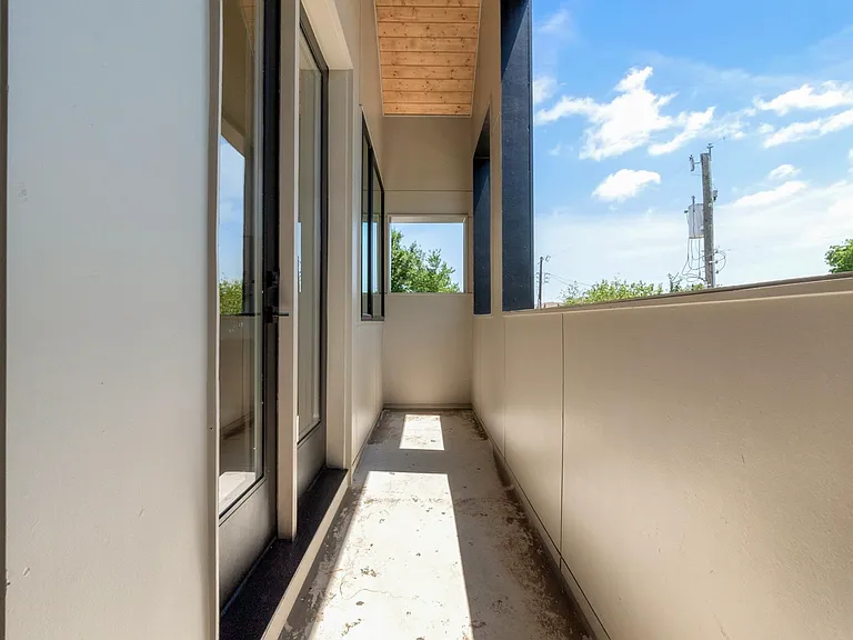 2322 Kirby St — Photo 18