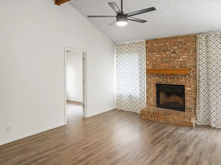1203 Yorkshire Ln — Photo 7