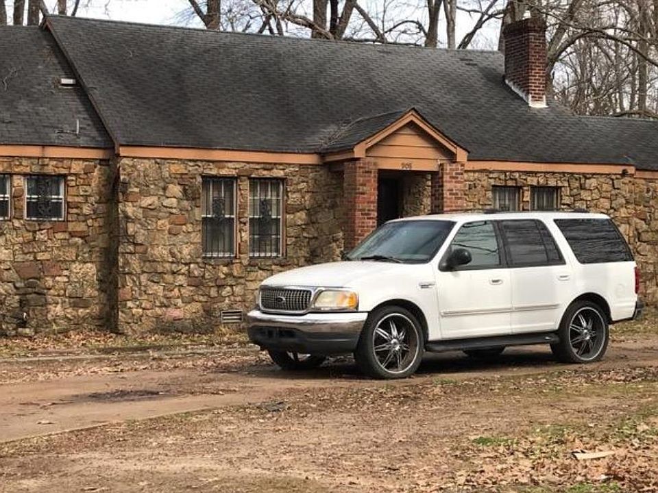 2nd image of 908 Brownlee Rd