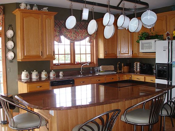 KITCHEN/ISLAND