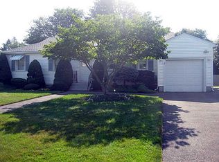 22 Riley Dr, Riverside, RI 02915