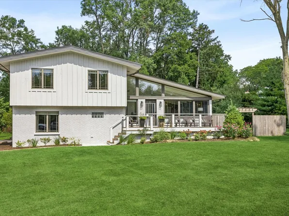 1525 W Wiesbrook Rd, Wheaton, IL 60189