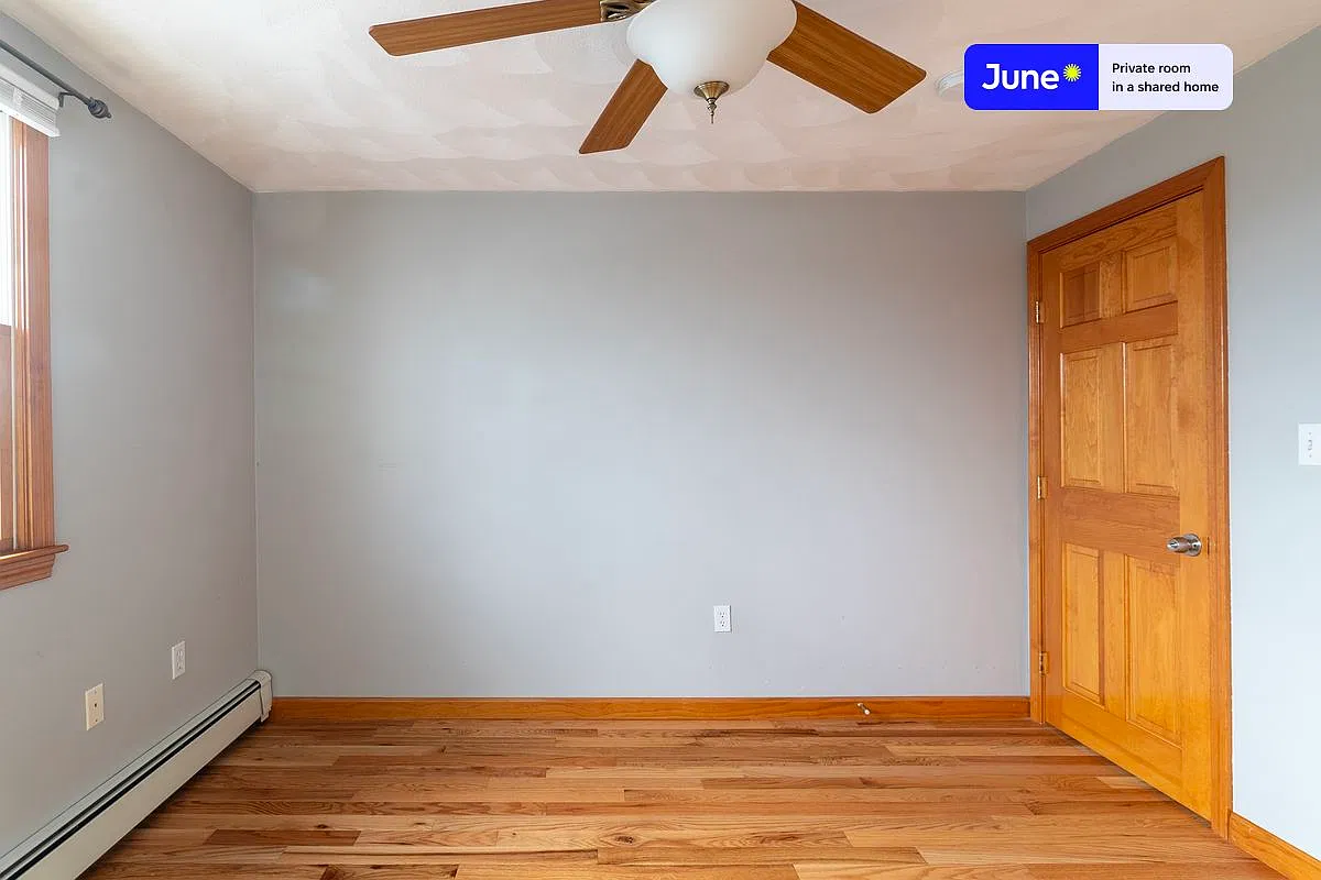 Queen bedroom in 5 bed/2 bath home in Medford #1834 E — Photo 3